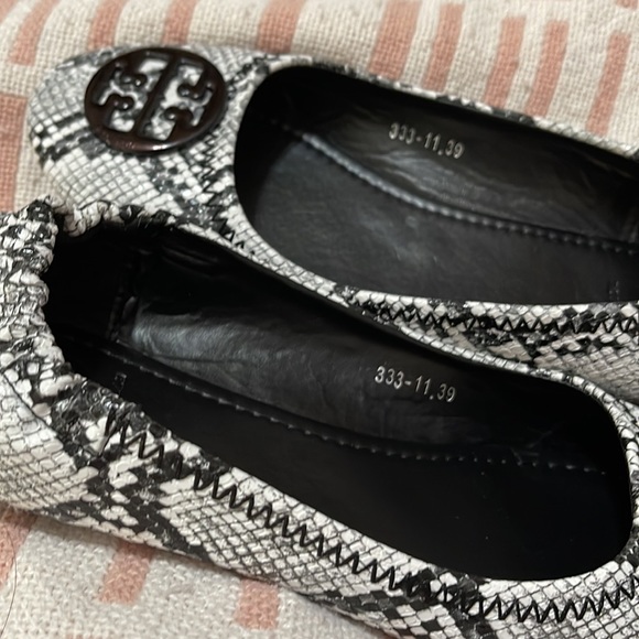 Tory Burch Snake Flats Size 8 black and white - Picture 11 of 14